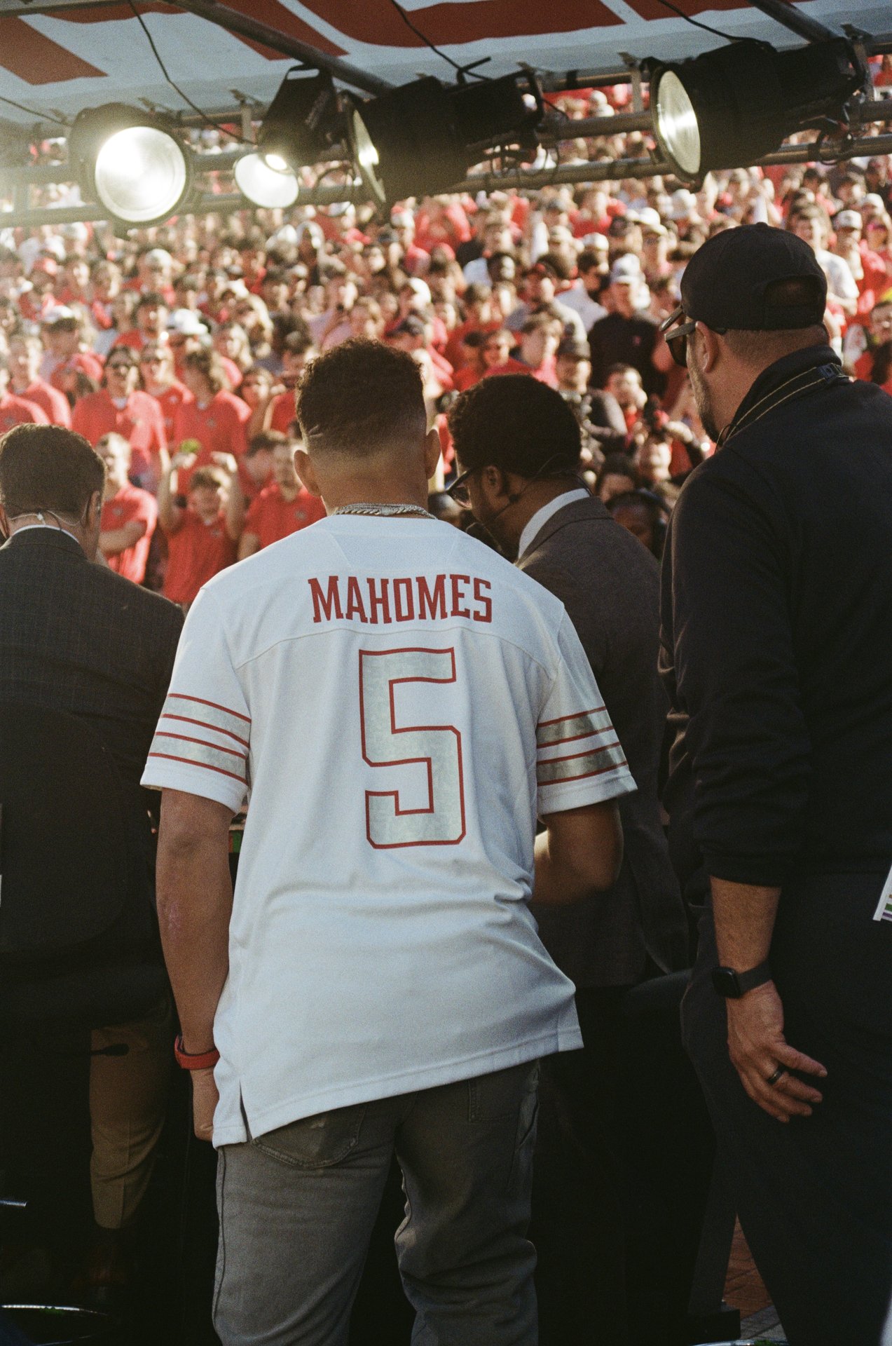 Mahomes 5 Jersey Crowd